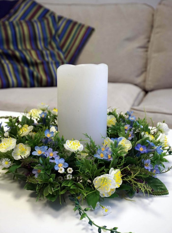 Krans, 25cm, konstgjord med blå förgätmigej och vit äppelblom-0