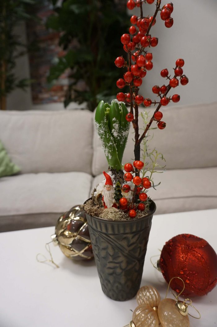 Konstgjord plantering med snöig hyacint och Ilex, 38cm